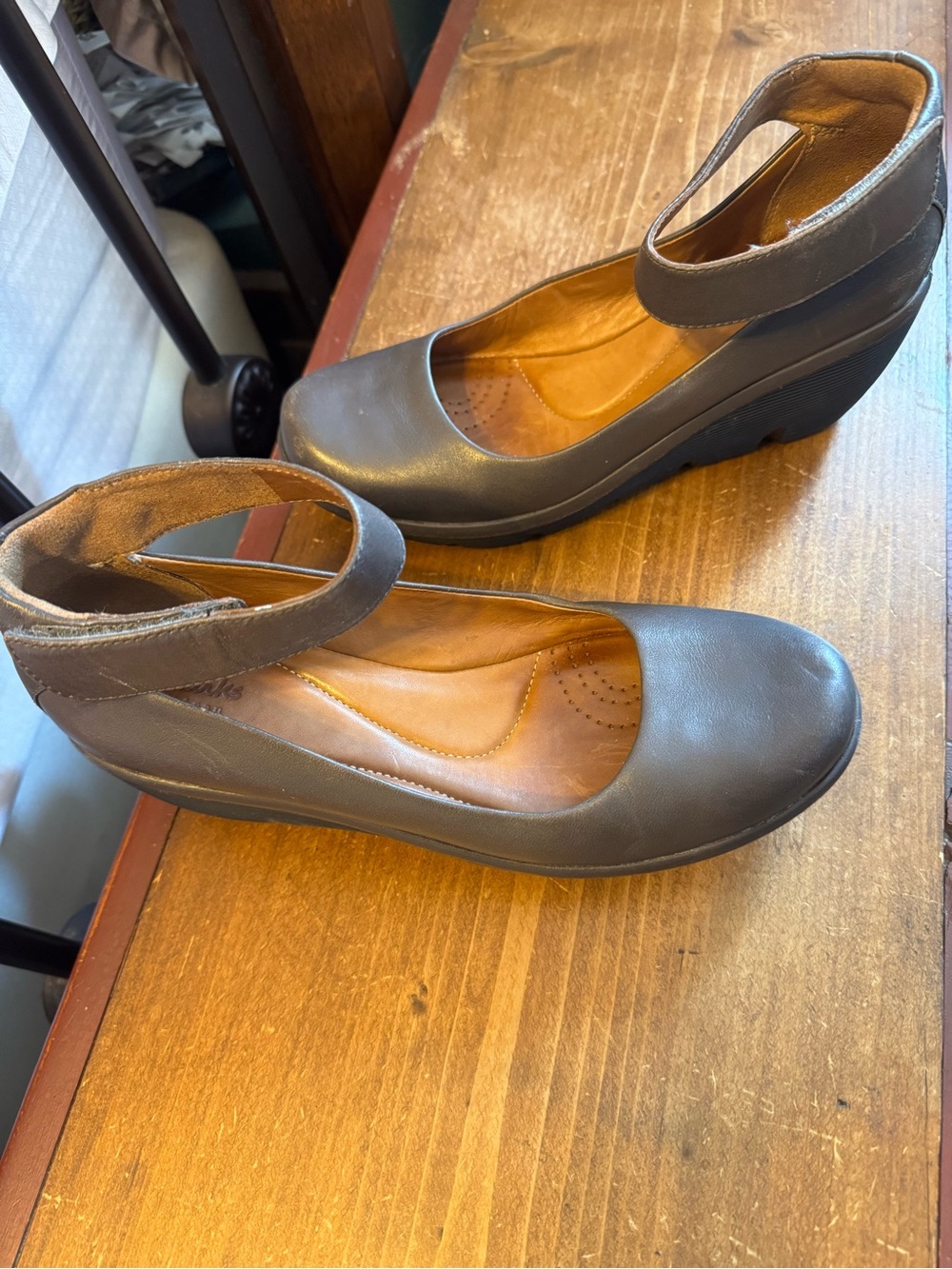 Clarks Brown Wedge Size 8 with Ankle Strap. Comfortable, and Soft. 🎁🔆⭐️🌞🌞🌞🌞🎵